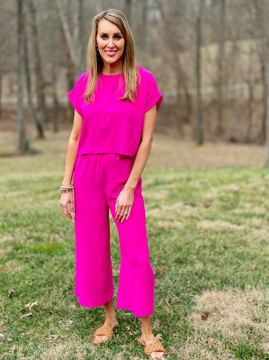Perfect for vacation, travel or errands on the weekend. We are in love with this cozy yet stylish set in fuchsia.