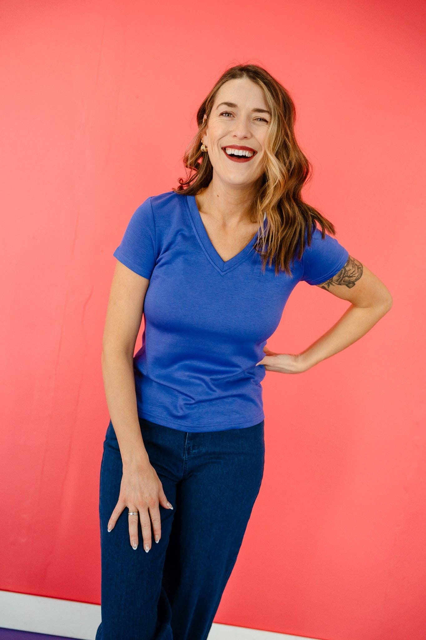 [Ellevate Basics]  The Essential V-Neck Breeze Tee: Heliotrope / Medium - Surprise Lily